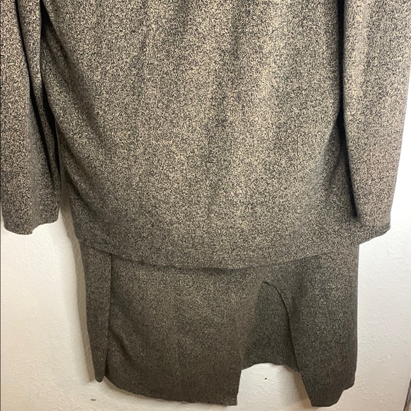 Like new Black and Tan Open Cardigan with skirt - Picture 4 of 7